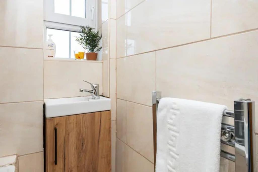 Tranquil 1Br In South Bank With Onsite Parking Appartement Londen Buitenkant foto