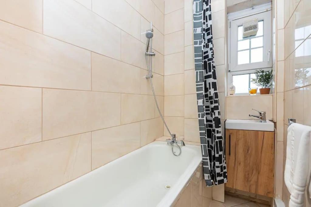 Tranquil 1Br In South Bank With Onsite Parking Appartement Londen Buitenkant foto